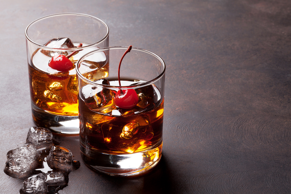 Manhattan koktél cseresznyével